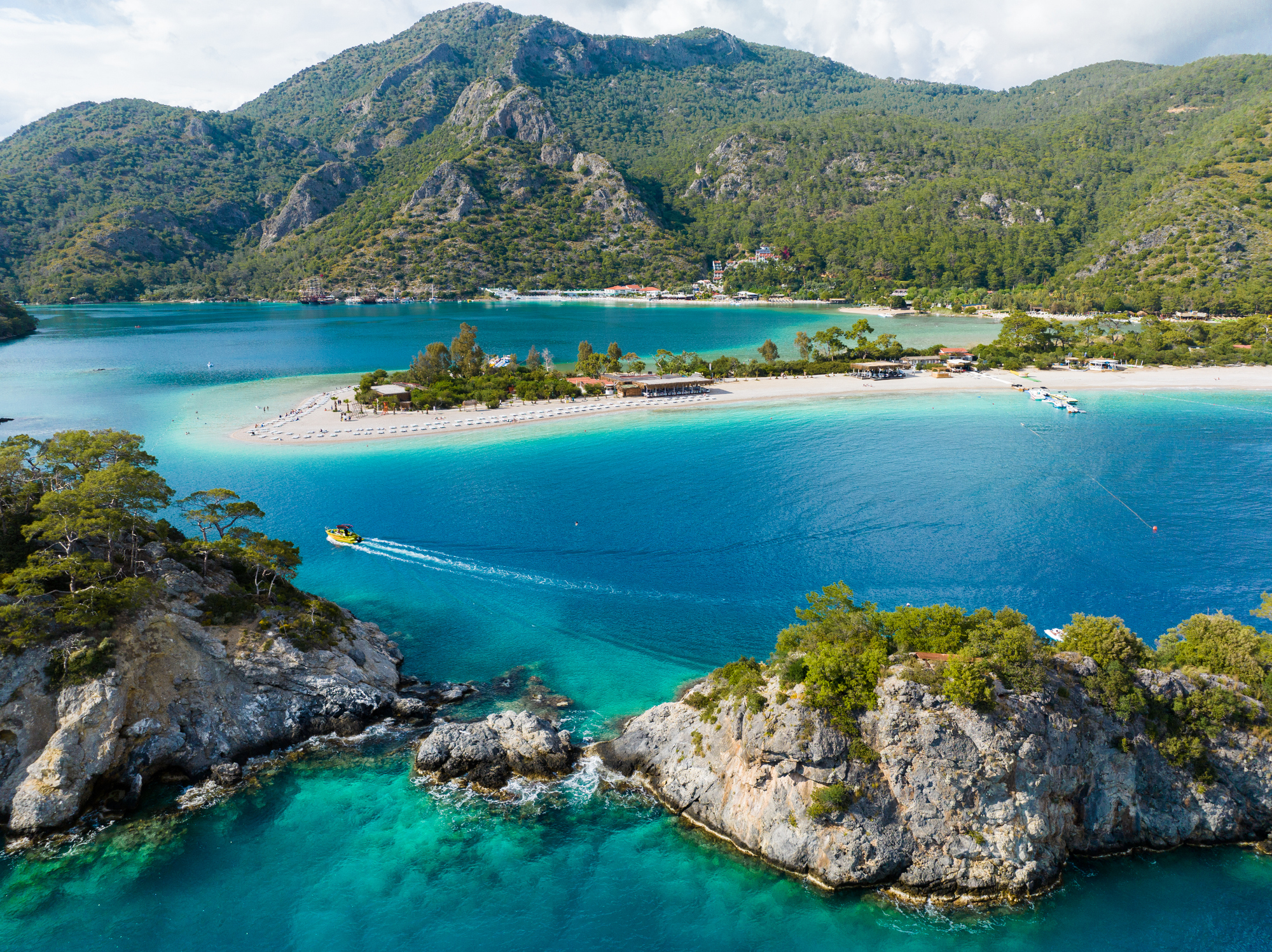 Blick auf den Ölüdeniz-Strand in Fethiye, Türkei - Bildnachweis: Gökçen TUNÇ Stock-Datei-ID: 1492071754 – Lizenz vom: 03.07.2025