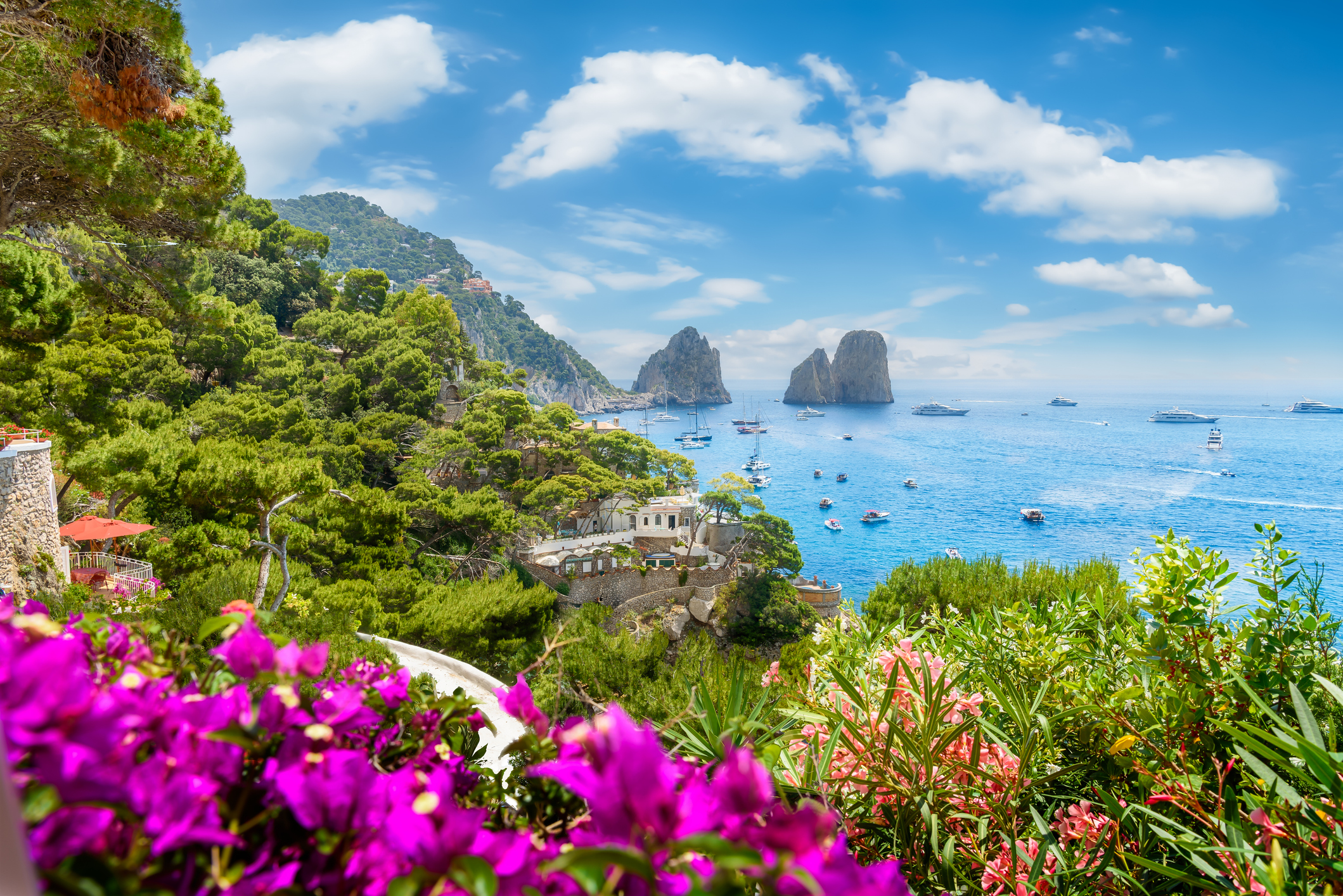 Blick auf Faraglioni die 3 berühmten Felsformationen im Mittelmeer bei Capri, Italien - Bildnachweis: Balate Dorin Stock-Datei-ID: 1548356316 – Lizenz vom: 04.07.2025