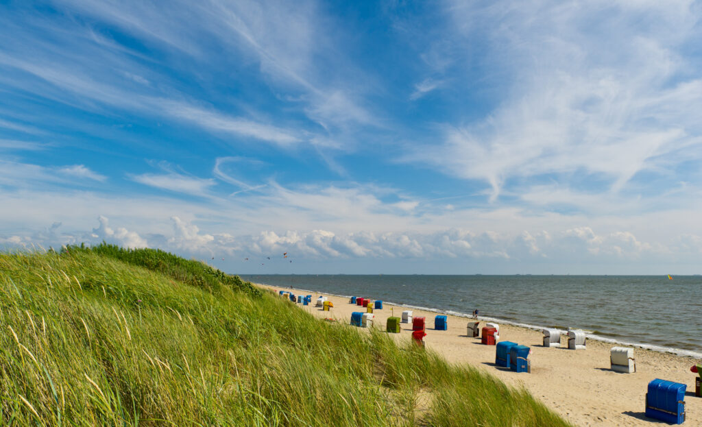 Der Strand von Föhr und viele bunte Strandkörbe - Bildnachweis: CUHRIG Stock-Datei-ID: 155072056 – Lizenz vom: 12.06.2025