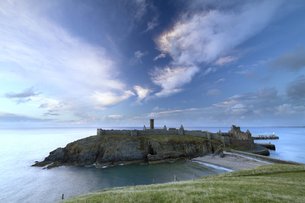 Die mittelalterliche Burgruine Peel Castle auf Isle of Man - Bildnachweis: Iridiumphotographics Stock-Datei-ID: 157696043 – Lizenz vom: 04.07.2025