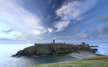 Die mittelalterliche Burgruine Peel Castle auf Isle of Man - Bildnachweis: Iridiumphotographics Stock-Datei-ID: 157696043 – Lizenz vom: 04.07.2025