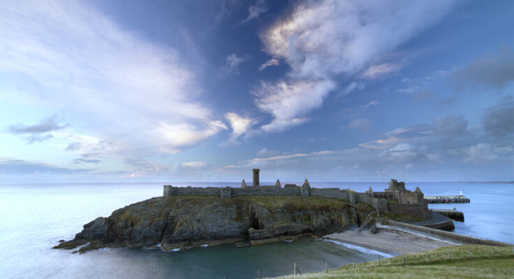 Die mittelalterliche Burgruine Peel Castle auf Isle of Man - Bildnachweis: Iridiumphotographics Stock-Datei-ID: 157696043 – Lizenz vom: 04.07.2025