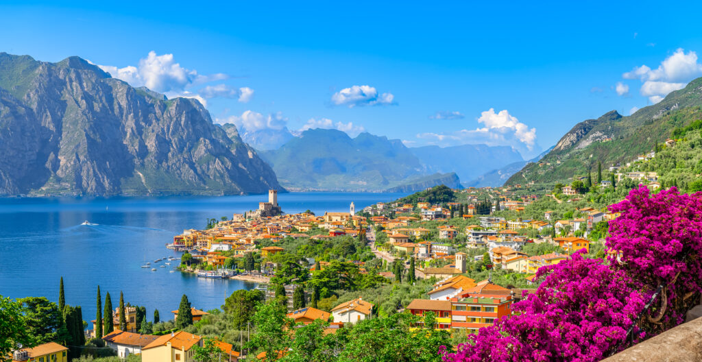 Die Stadt Malcesine am Gardasee - Bildnachweis: Balate Dorin Stock-Datei-ID: 1584636799 – Lizenz vom: 01.07.2025