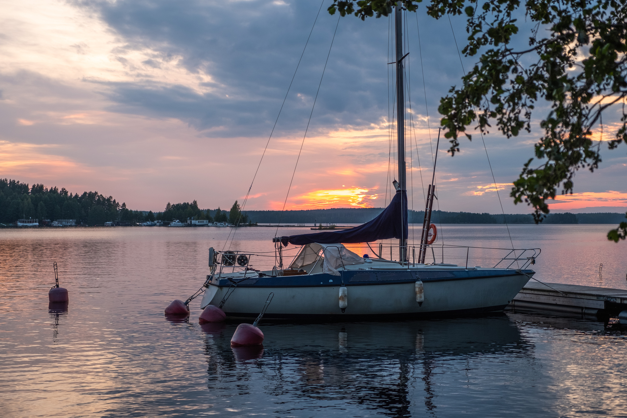 Sonnenuntergang am Saimaa-See in Finnland - Bildnachweis: Borisenkov Andrei Stock-Datei-ID: 1599410898 – Lizenz vom: 08.07.2025