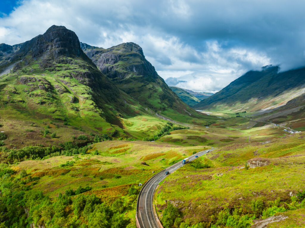 Luftbild vom Gebirgstal Glencoe in Schottland - Bildnachweis: CHUNYIP WONG Stock-Datei-ID: 1664208498 – Lizenz vom: 08.07.2025