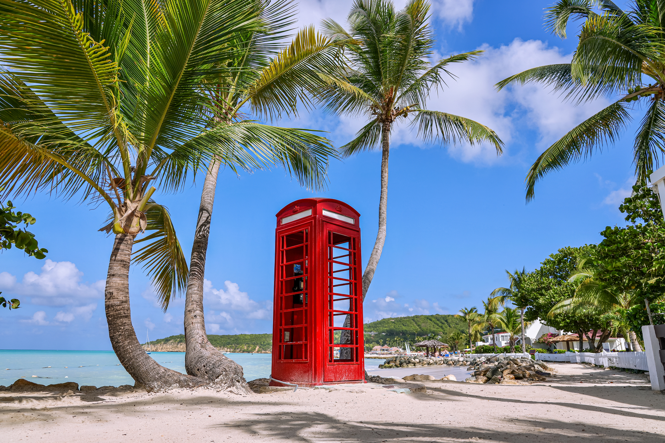 Eine typisch englische Telefonzelle am Strand von Dickenson Bay, Antigua - Bildnachweis: yujie chen Stock-Datei-ID: 1692606968 – Lizenz vom: 05.07.2025