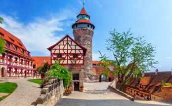 Runder Sinwellturm der Kaiserburg Nürnberg mit Blick über die Altstadt bei Tageslicht.