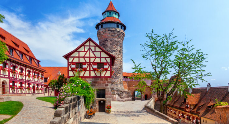 Runder Sinwellturm der Kaiserburg Nürnberg mit Blick über die Altstadt bei Tageslicht.