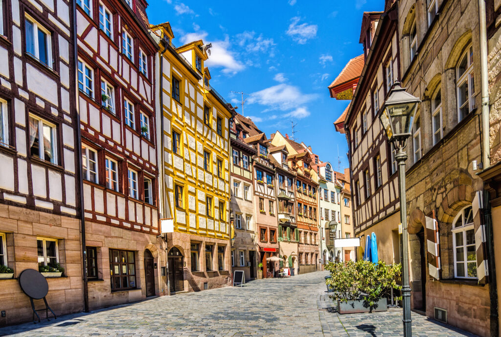 Historische Fachwerkhäuser in der Weißgerbergasse in Nürnberg bei Tageslicht.