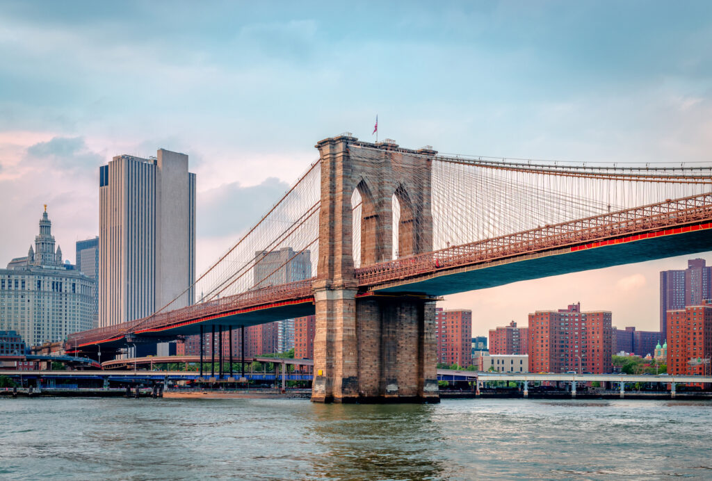 Die Brooklyn Bridge in New York City - Bildnachweis: Apostolos Giontzis Stock-Datei-ID: 1718142391 – Lizenz vom: 09.07.2025