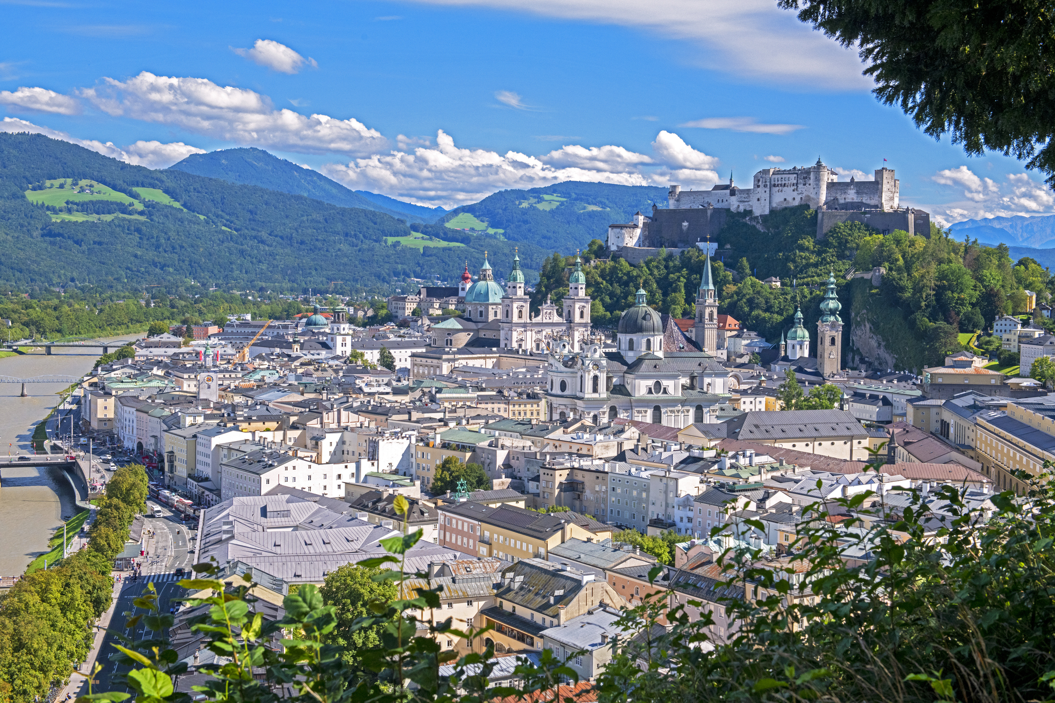 Luftaufnahme der Stadt Salzburg in Österreich - Bildnachweis: majaiva Stock-Datei-ID: 1795415999 – Lizenz vom: 09.07.2025