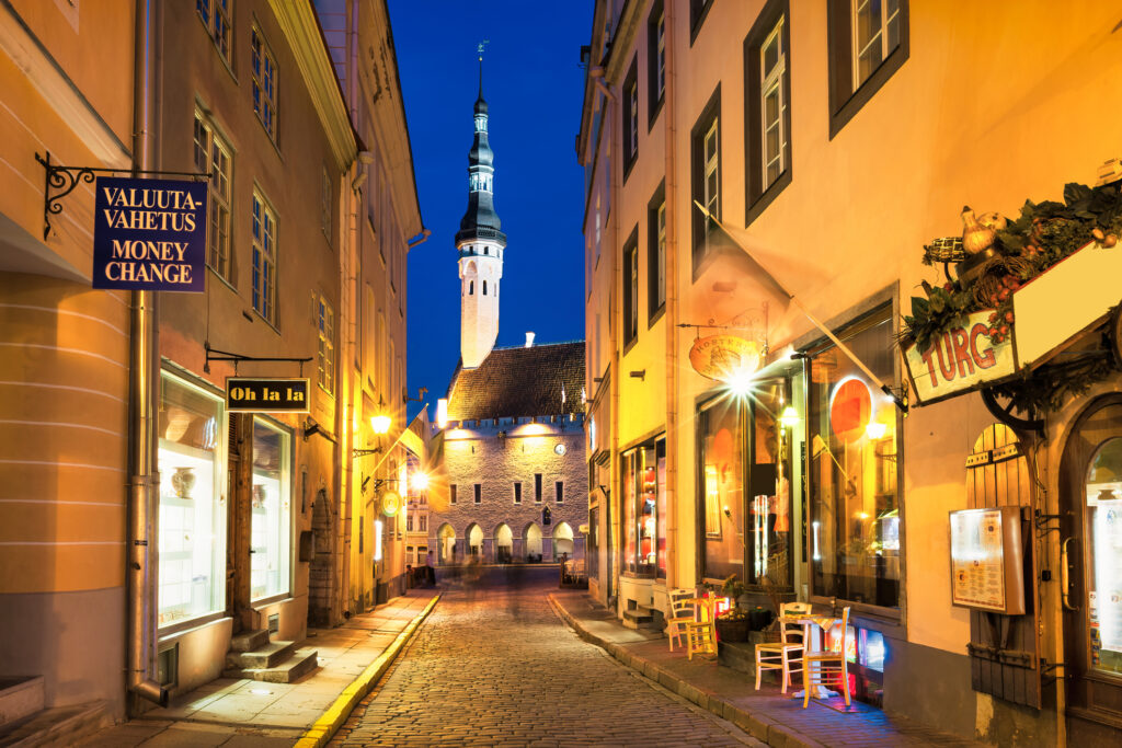 Alte Gassen mit Geschäften in Tallinn, Estland - Bildnachweis: benedek Stock-Datei-ID: 1853169250 – Lizenz vom: 04.07.2025