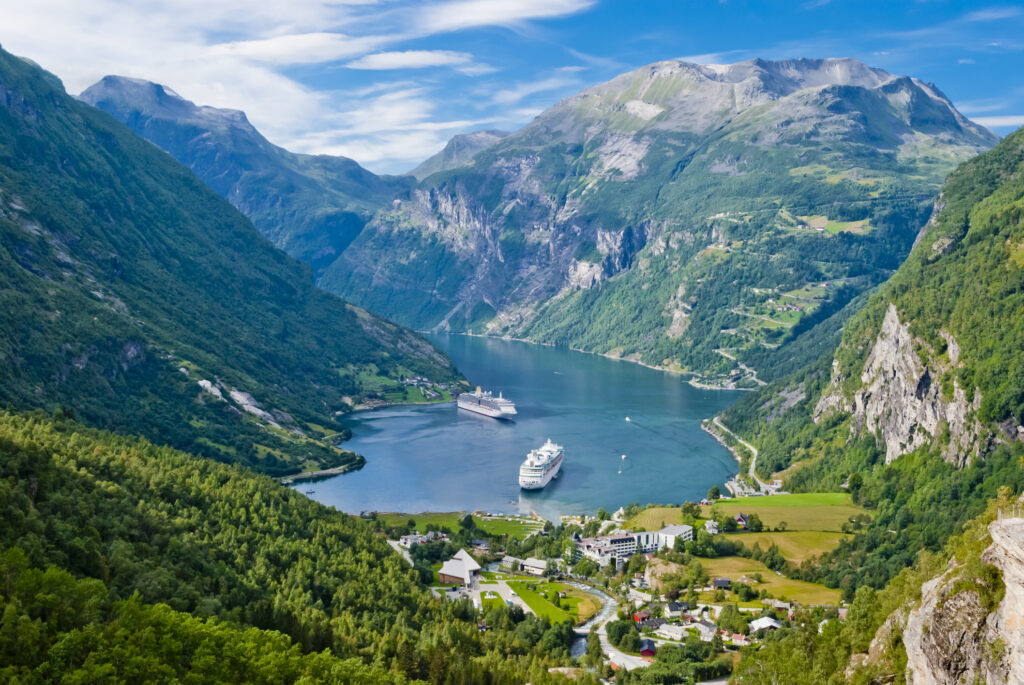 Postkarten-Panorama vom Geiranger Fjord in Norwegen - Bildnachweis: Ladiras Stock-Datei-ID: 185652018 – Lizenz vom: 09.07.2025