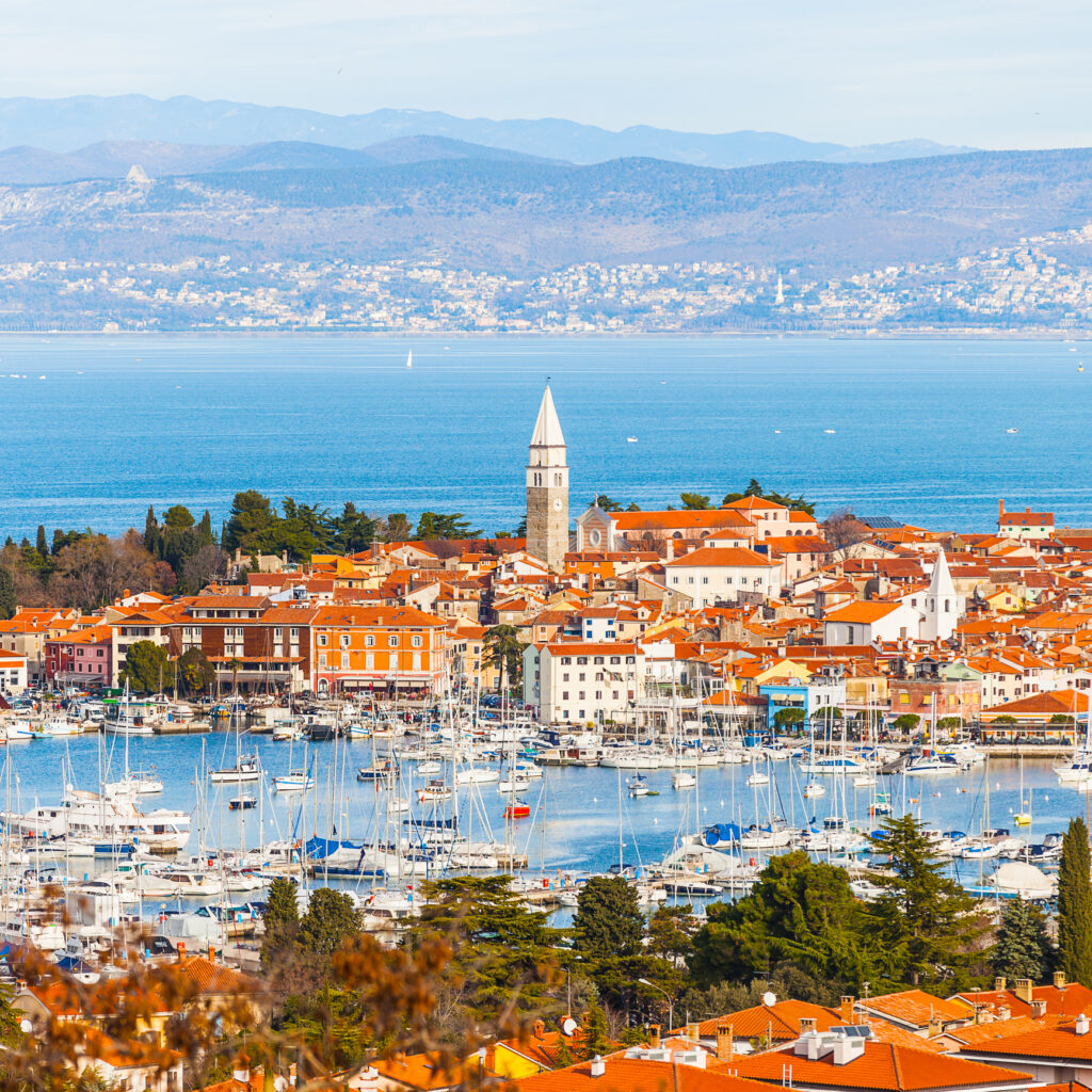 Blick auf den Hafen der slowenischen Stadt Izola - Bildnachweis: mbbirdy Stock-Datei-ID: 187039524 – Lizenz vom: 03.07.2025