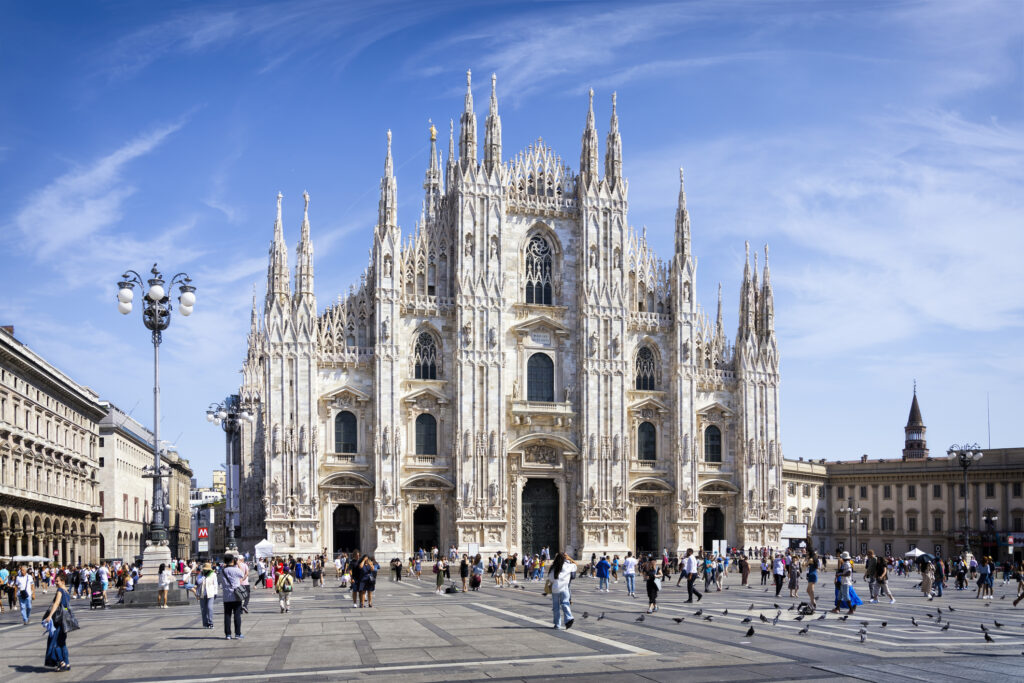 Der Piazza Duomo in Mailand, Italien - Bildnachweis: ewg3D Stock-Datei-ID: 1899827084 – Lizenz vom: 05.07.2025