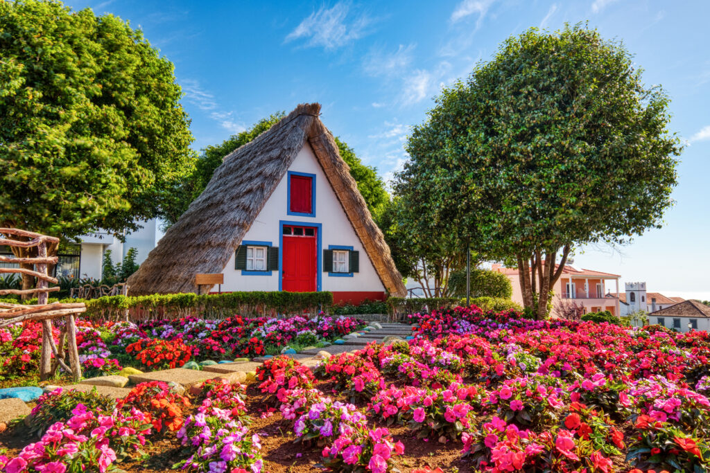 Ein Traditionelles Haus mit einem Blumengarten auf Madeira - Bildnachweis: roman_slavik Stock-Datei-ID: 1920374338 – Lizenz vom: 03.07.2025