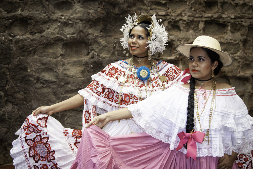 Tänzerinnen im Pollera-Kleid, Panama - Bildnachweis: wanderluster Stock-Datei-ID: 1946715338 – Lizenz vom: 05.07.2025