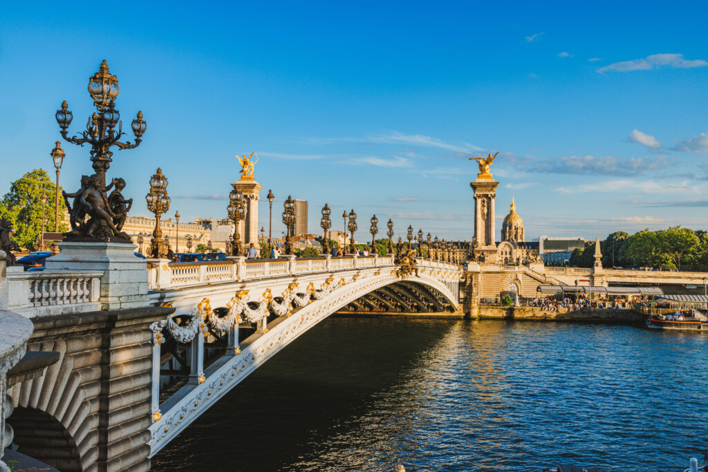 Die Brücke Pont Alexandre III über die Seine in Paris, Frankreich - Bildnachweis: zoranm Stock-Datei-ID: 2027474505 – Lizenz vom: 07.07.2025