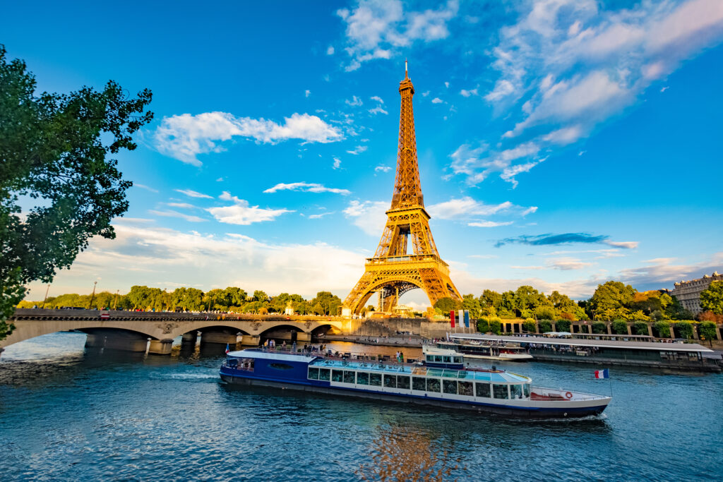 Panoramablick auf den Eiffelturm, die Seine und die Pont d'Lena in Paris - Bildnachweis: Hani Santosa Stock-Datei-ID: 2052531938 – Lizenz vom: 07.07.2025