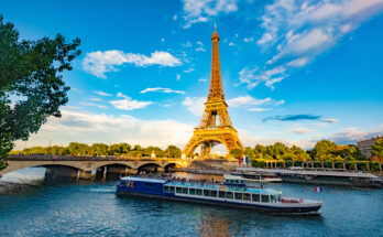 Panoramablick auf den Eiffelturm, die Seine und die Pont d'Lena in Paris - Bildnachweis: Hani Santosa Stock-Datei-ID: 2052531938 – Lizenz vom: 07.07.2025