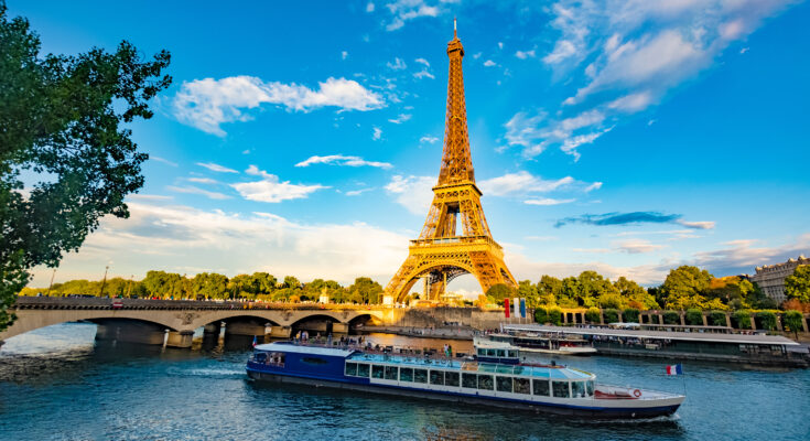 Panoramablick auf den Eiffelturm, die Seine und die Pont d'Lena in Paris - Bildnachweis: Hani Santosa Stock-Datei-ID: 2052531938 – Lizenz vom: 07.07.2025