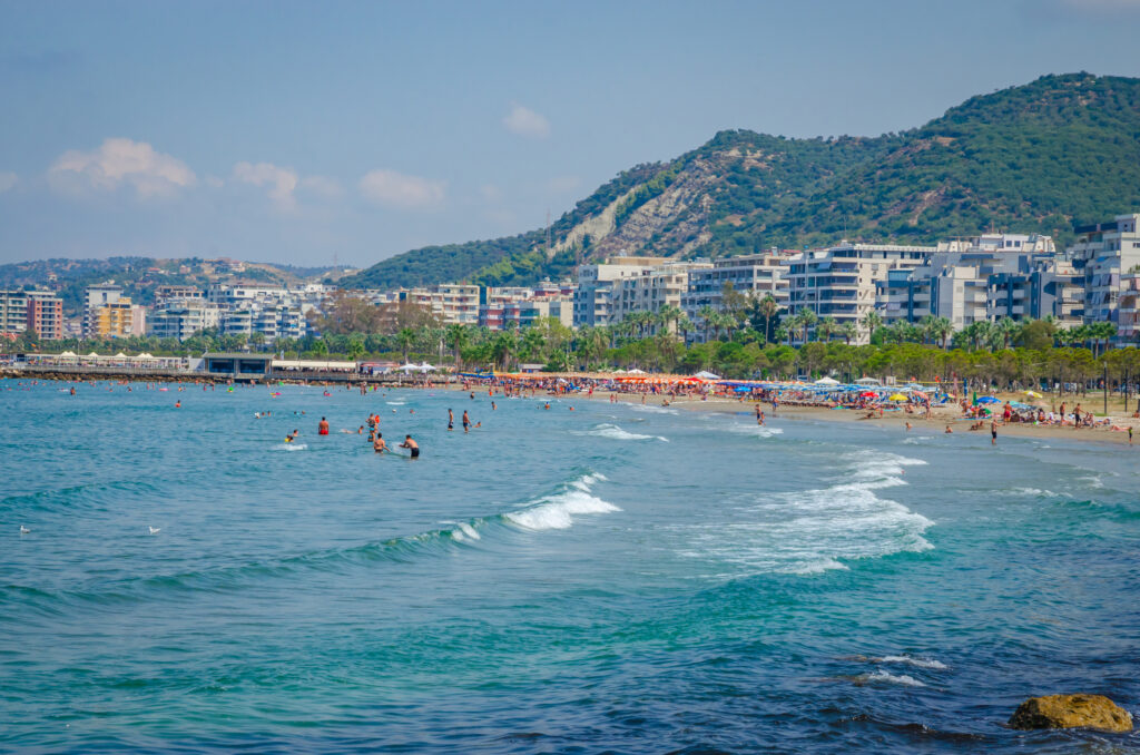 Belebte Strände im Sommer in Vlora, Albanien - Bildnachweis: Olena_Z Stock-Datei-ID: 2100088628 – Lizenz vom: 04.07.2025