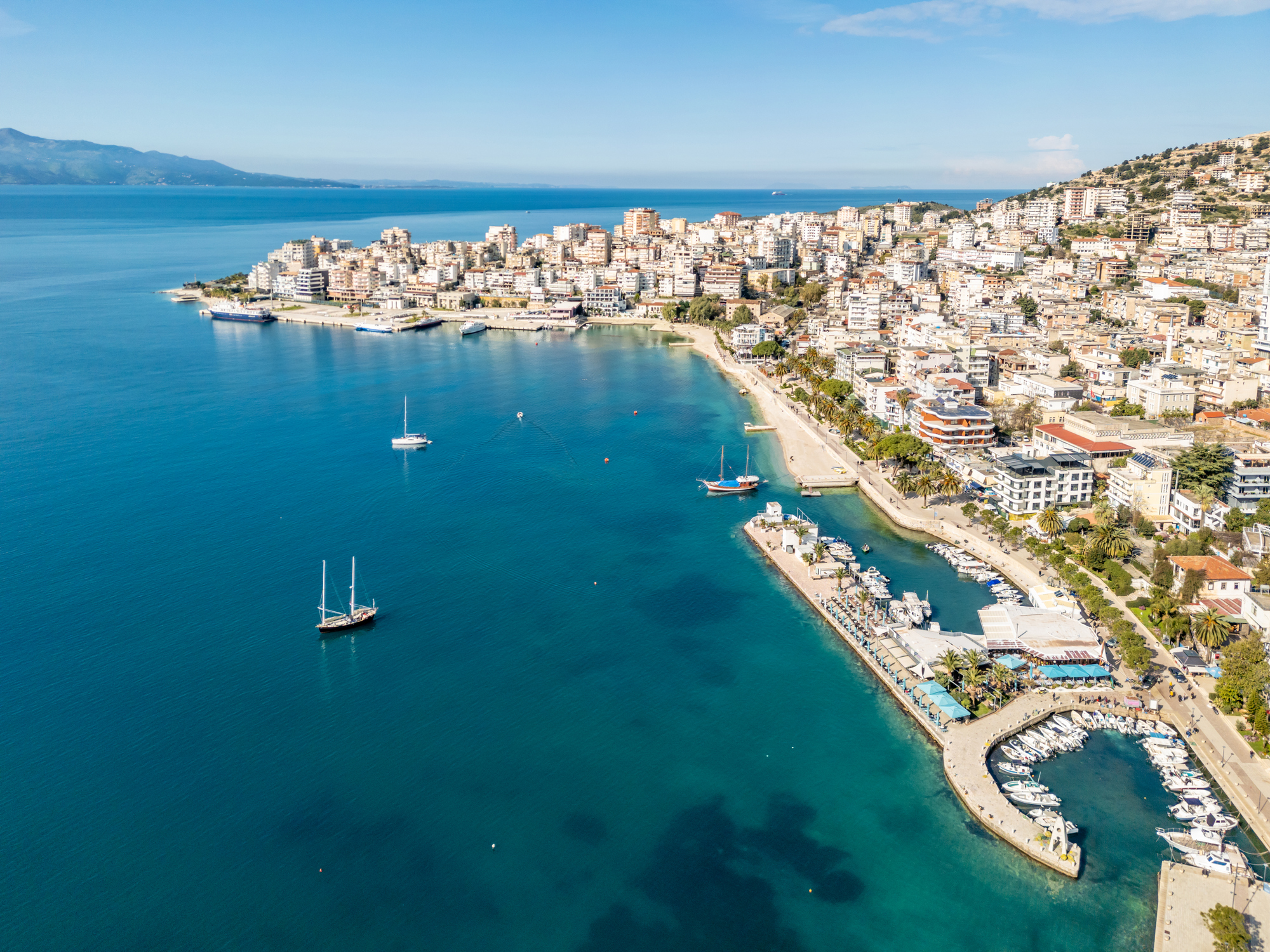Kleine Boote vor Anker in Saranda an der albanischen Riviera, Albanien - Bildnachweis: Thomas Faull Stock-Datei-ID: 2104546749 – Lizenz vom: 04.07.2025