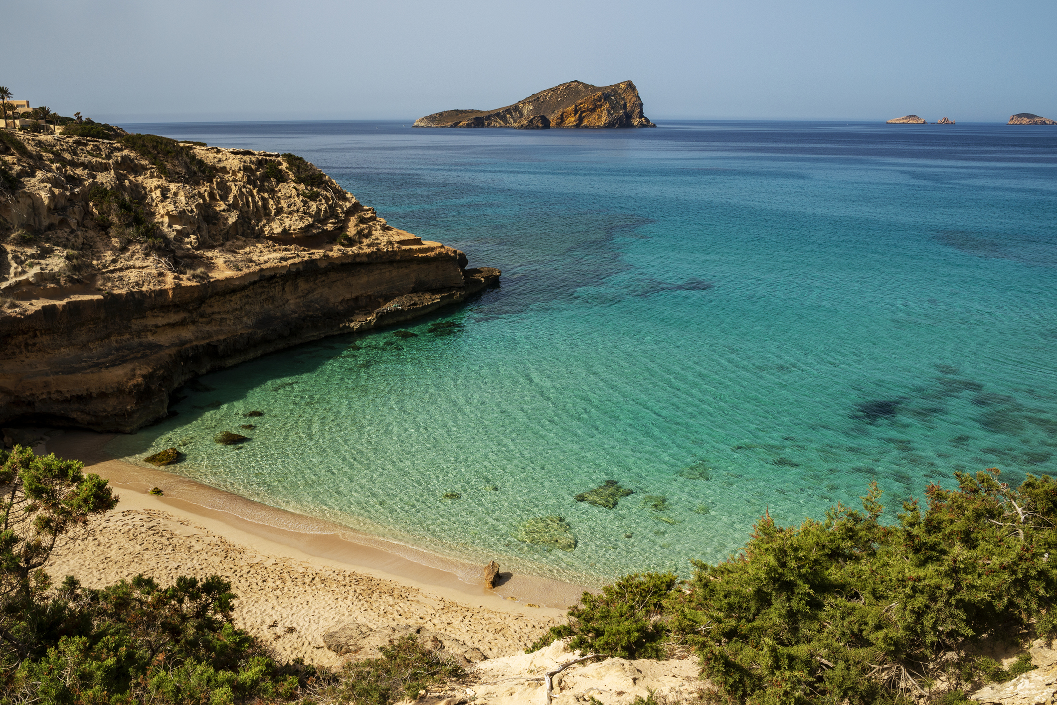 Der Strand Cala Comte auf Ibiza - Bildnachweis: Inigo Arza Azcorra Stock-Datei-ID: 2114195311 – Lizenz vom: 08.07.2025