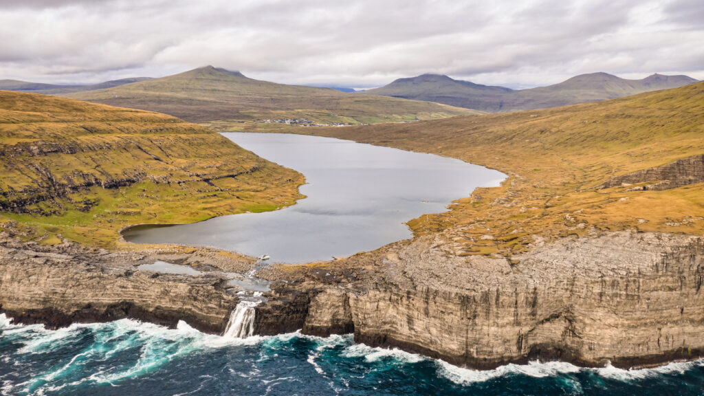 Der am Meer gelegene Binnensee Sørvágsvatn mit Wasserfall - Bildnachweis: :Mlenny Stock-Datei-ID: 2126746042 – Lizenz vom: 08.07.2025