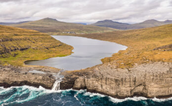 Der am Meer gelegene Binnensee Sørvágsvatn mit Wasserfall - Bildnachweis: :Mlenny Stock-Datei-ID: 2126746042 – Lizenz vom: 08.07.2025