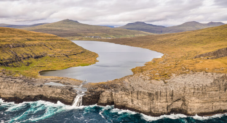 Der am Meer gelegene Binnensee Sørvágsvatn mit Wasserfall - Bildnachweis: :Mlenny Stock-Datei-ID: 2126746042 – Lizenz vom: 08.07.2025