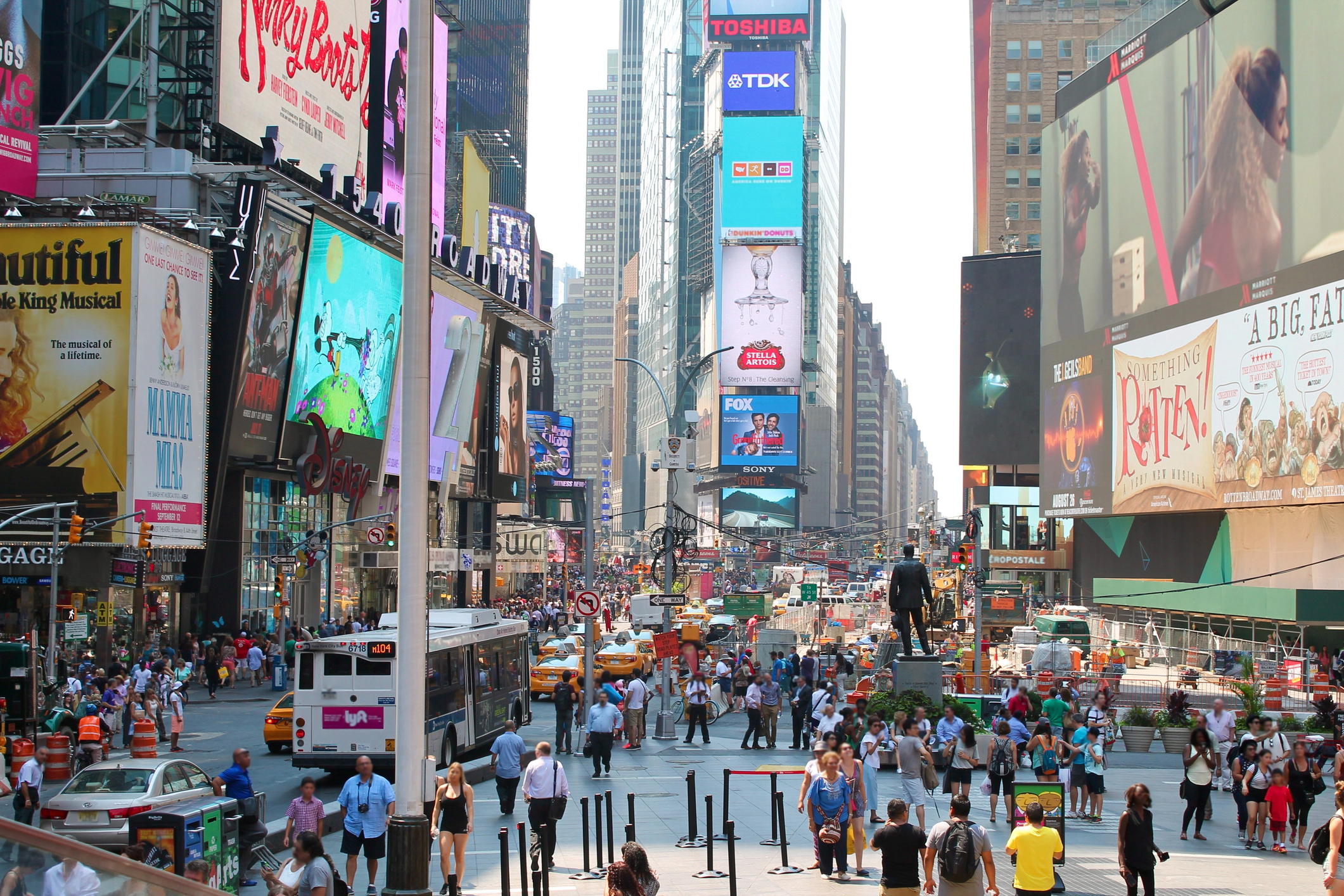 Belebter Tag am Times Square in New York City - Bildnachweis: Swellen Azevedo Stock-Datei-ID: 2148182957 – Lizenz vom: 09.07.2025