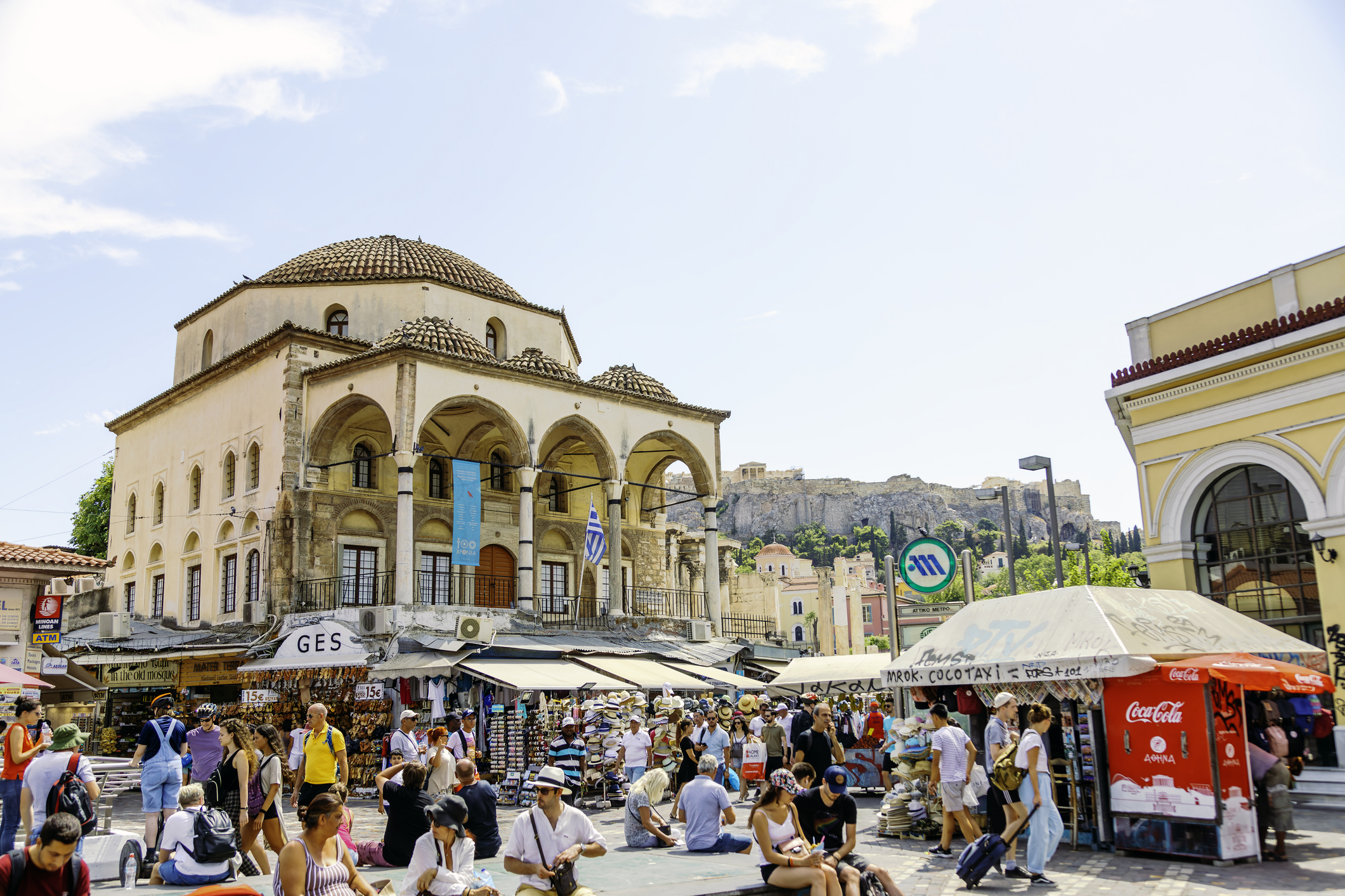 Belebter Tag am Monastiraki-Platz in Athen - Bildnachweis: serts Stock-Datei-ID: 2148948911 – Lizenz vom: 05.07.2025