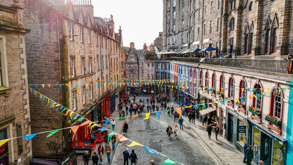Die belebte Victoria Street in Edinburgh - Bildnachweis: Guven Ozdemir Stock-Datei-ID: 2149127181 – Lizenz vom: 08.07.2025