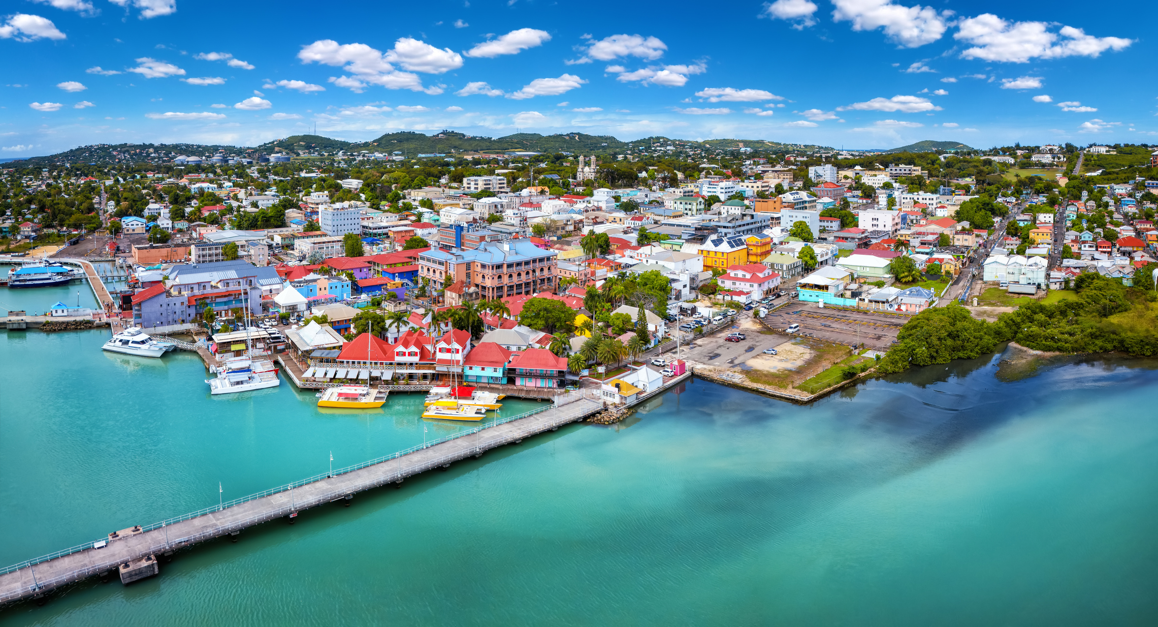 Panoramablick über St. Johns, der Hauptstadt von Antigua - Bildnachweis: SHansche Stock-Datei-ID: 2151074458 – Lizenz vom: 05.07.2025