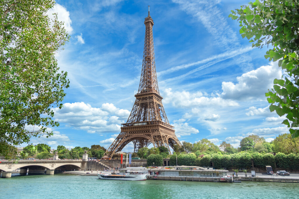 Eiffelturm mit Blick auf die Seine und Brücken von Paris bei klarem Himmel.