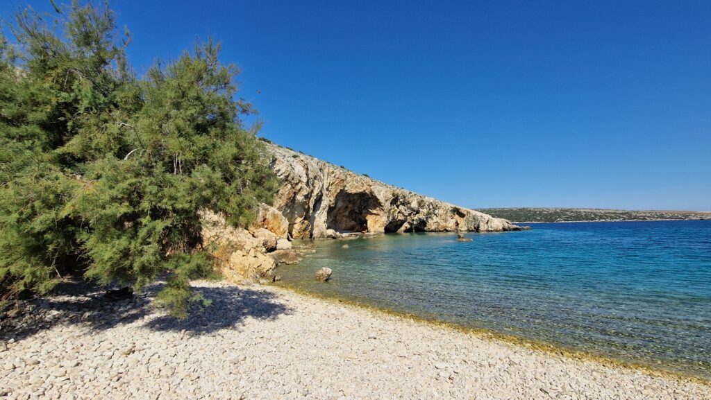 Ruhiger Steinstrand auf der Insel Cres - Bildnachweis: Axel Hoerterer Stock-Datei-ID: 2152307114 – Lizenz vom: 02.07.2025