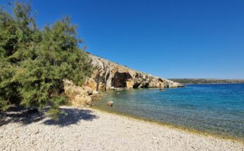 Ruhiger Steinstrand auf der Insel Cres - Bildnachweis: Axel Hoerterer Stock-Datei-ID: 2152307114 – Lizenz vom: 02.07.2025