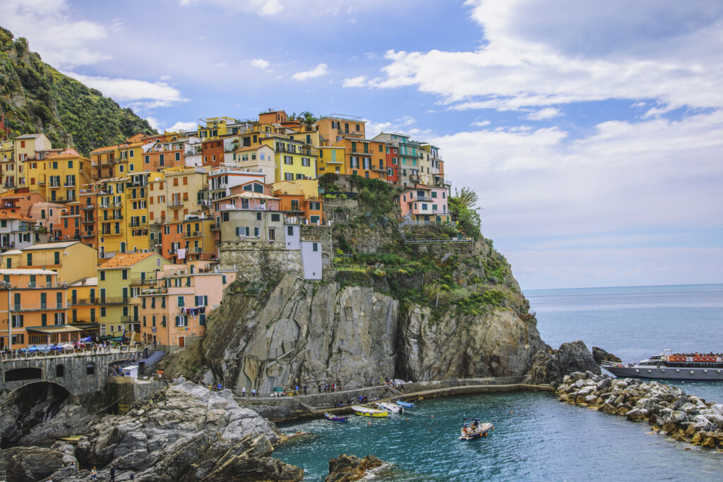 Bunte Häuser an den Klippen in Manarola, Cinque Terre, Italien - Bildnachweis: serts Stock-Datei-ID: 2157508917 – Lizenz vom: 03.07.2025