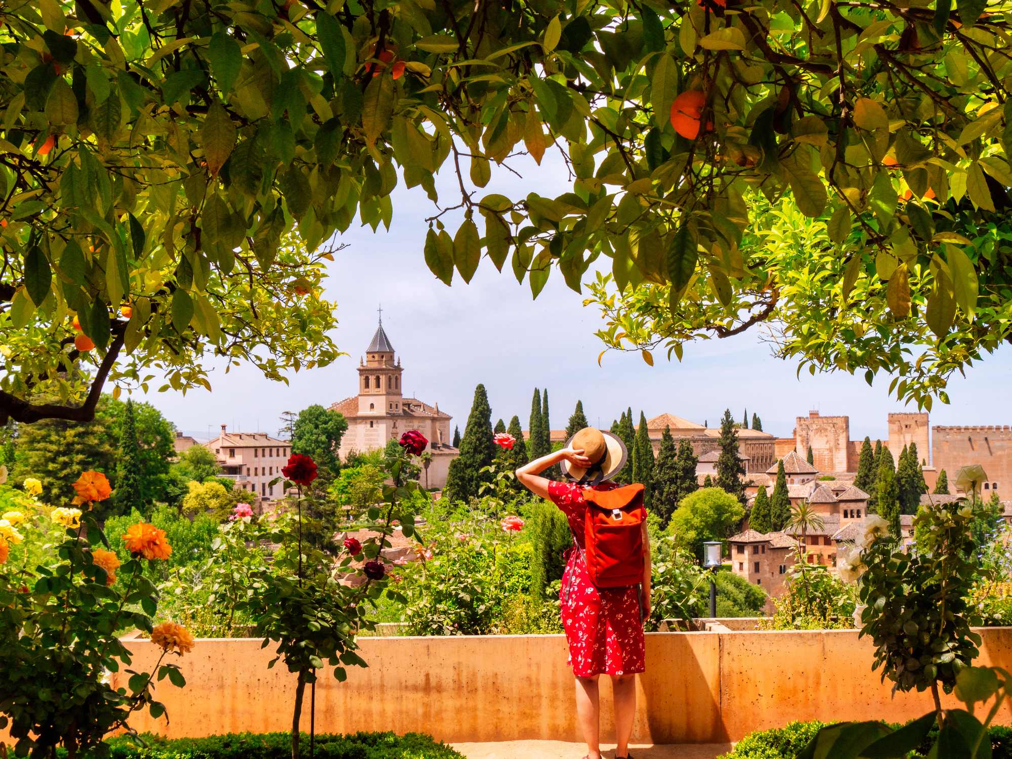 Eine Frau zu Besuch in der Alhambra - Bildnachweis: EyeEm Mobile GmbH Stock-Datei-ID: 2167526349 – Lizenz vom: 07.07.2025
