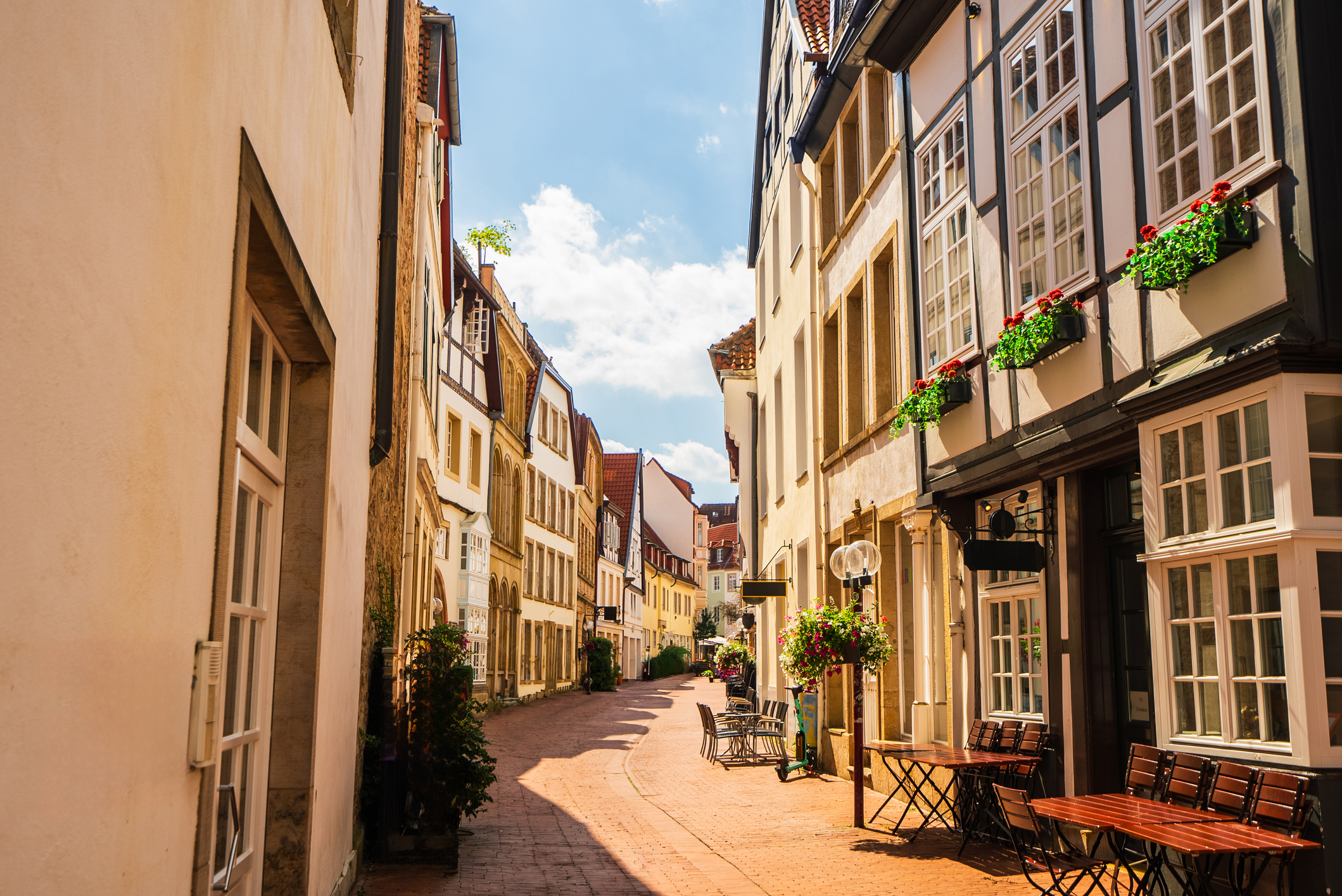 Alte Gasse mit Fachwerkhäusern in Osnabrück - Bildnachweis: Eymen Uzunkok Stock-Datei-ID: 2170117747 – Lizenz vom: 03.07.2025