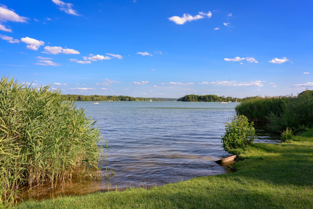 Sommerliche Idylle am Scharmützelsee in Bad Saarow - Bildnachweis: ebenart Stock-Datei-ID: 2187797562 – Lizenz vom: 12.07.2025