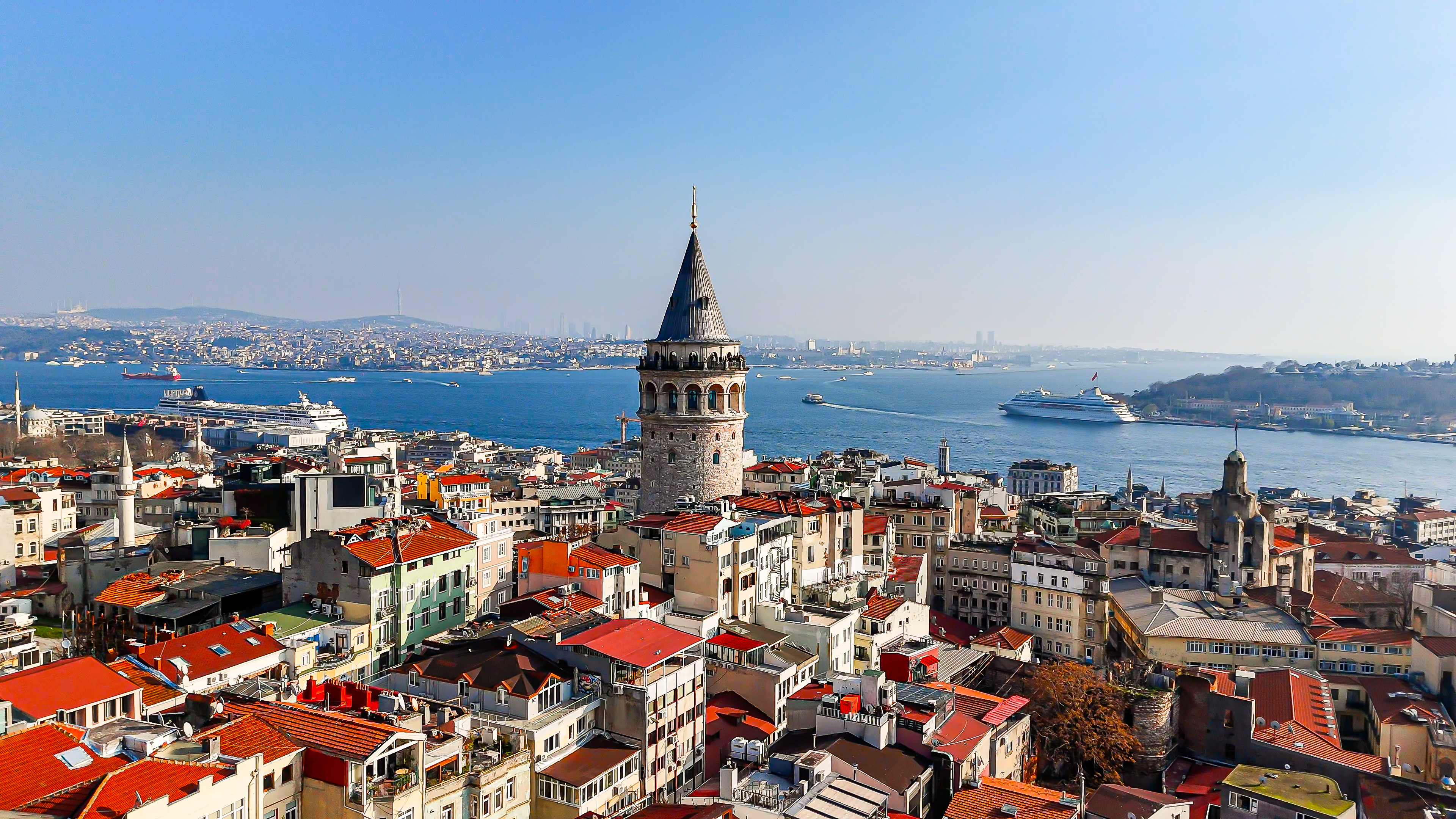 Luftaufnahme vom Galata-Turm mit Panoramablick über Istanbul - Bildnachweis: Tarik Seker Stock-Datei-ID: 2191302210 – Lizenz vom: 03.07.2025
