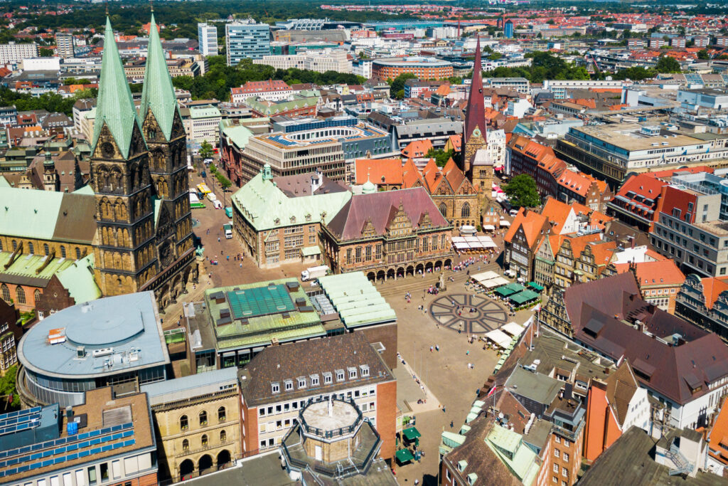Luftaufnahme der Bremer Altstadt mit Marktplatz, Dom und umliegender Architektur bei Tageslicht.