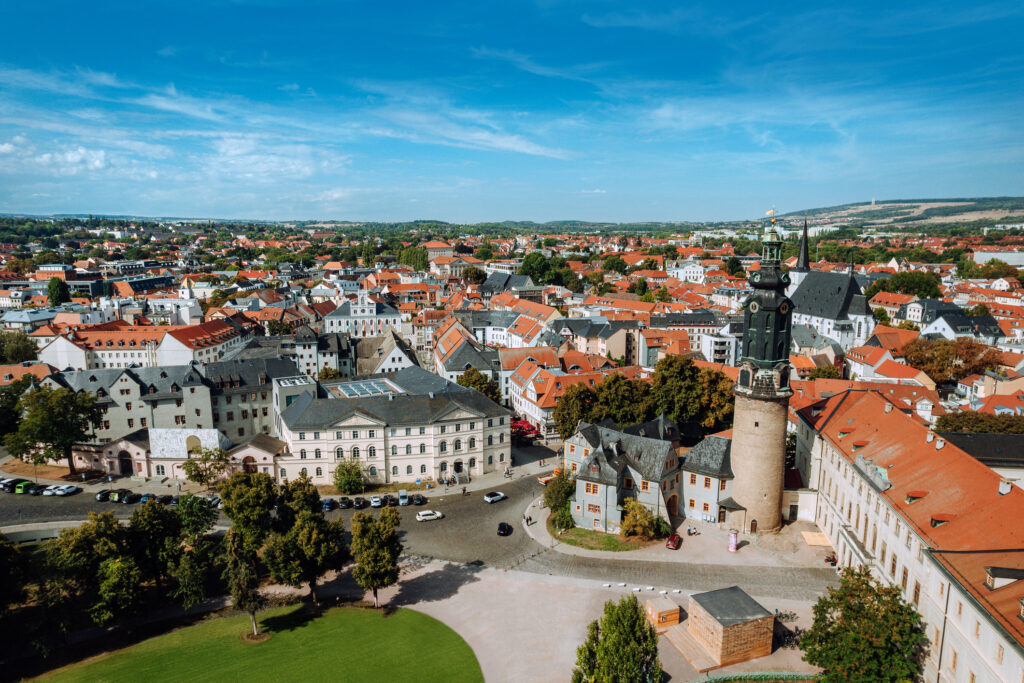 Luftbild der Stadt Weimar in Thüringen - Bildnachweis: Nikada Stock-Datei-ID: 2196712591 – Lizenz vom: 03.07.2025