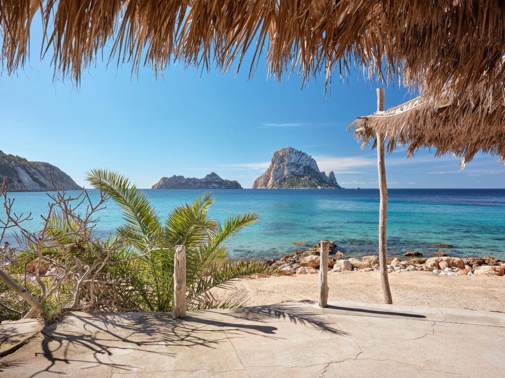 Die unbewohnte Felseninsel Es Vedrà auf Ibiza - Bildnachweis: L. Apolli / AidBC Stock-Datei-ID: 2203289347 – Lizenz vom: 08.07.2025