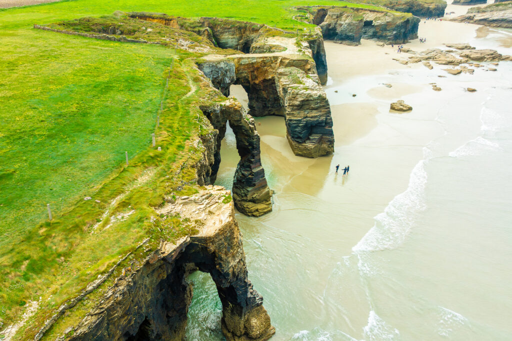 Playa de las Catedrales in Galicien, Spanien - Bildnachweis: Aleh Varanishcha Stock-Datei-ID: 2203987249 – Lizenz vom: 04.07.2025