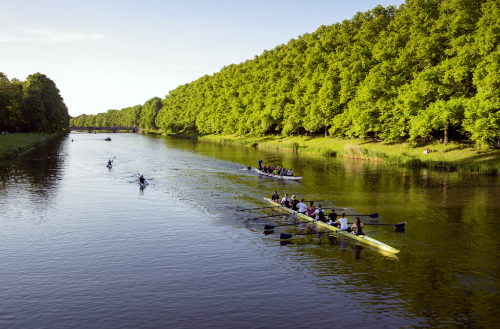 Das Elsterflussbett in Leipzig - Bildnachweis: Dirk Langenhan Stock-Datei-ID: 2215010052 – Lizenz vom: 09.07.2025