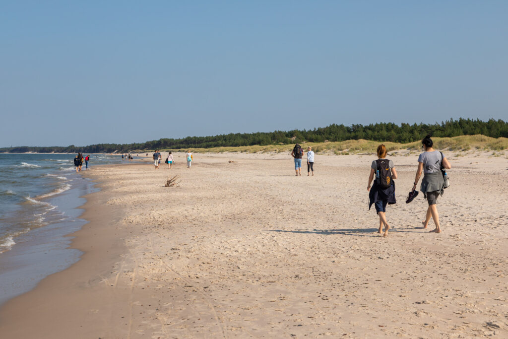 Der lange und natürliche Sandstrand von Łeba in Polen - Bildnachweis: raagoon Stock-Datei-ID: 2215278533 – Lizenz vom: 09.07.2025