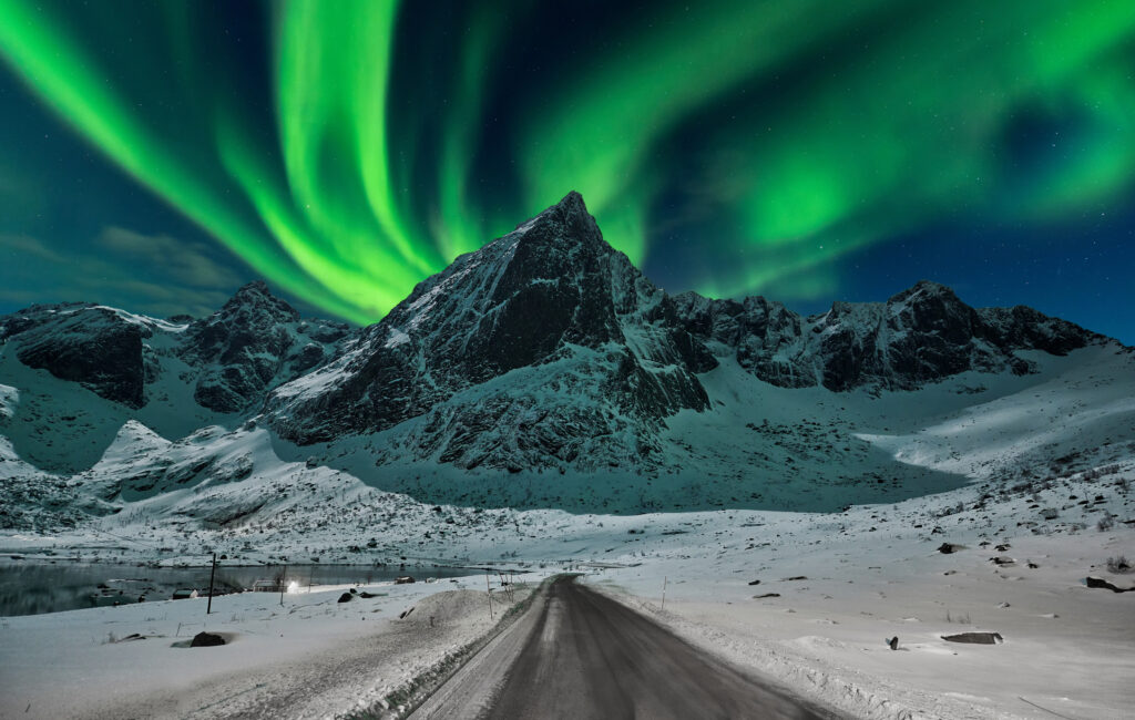 Polarlichter in Norwegen - Bildnachweis: Piotr Krzeslak Stock-Datei-ID: 2215769476 – Lizenz vom: 09.07.2025